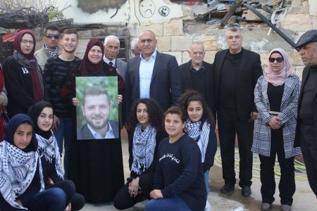 محافظ محافظة جنين اللواء اكرم الرجوب يزور عائلات الشهيدين الأحمدين جرار و يكرم أمهاتهم في يوم المرآة العالمي